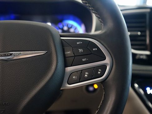 Used 2022 Chrysler Pacifica Touring-L image 32