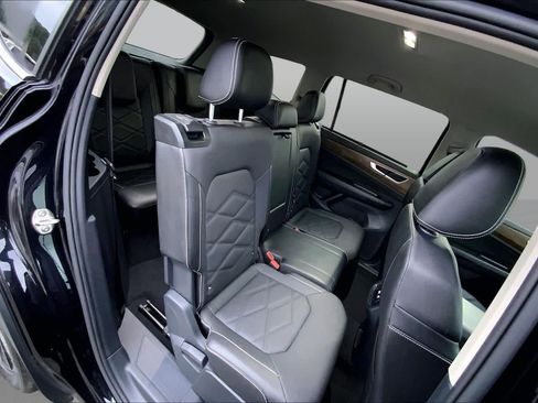 Used 2025 Volkswagen Atlas SE FWD image 17