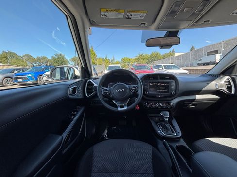Used 2025 Kia Soul LX w/ LX Technology Package image 32
