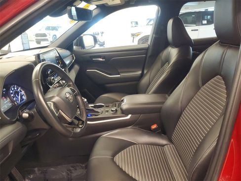 Used 2022 Toyota Highlander XSE image 16