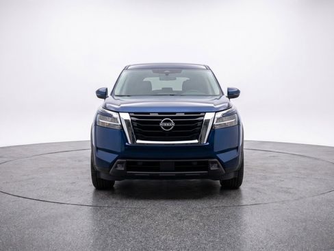 Used 2025 Nissan Pathfinder SV image 2