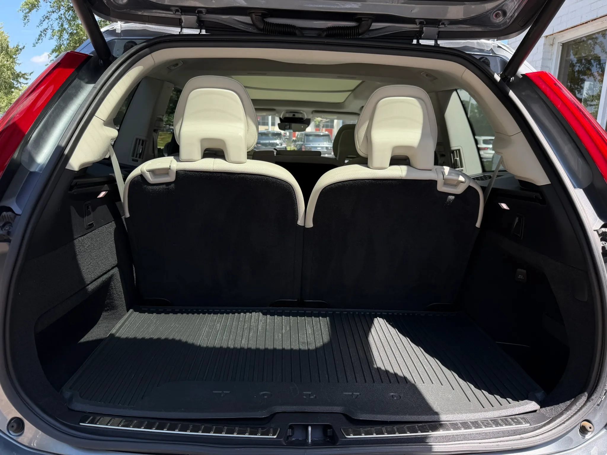 Used 2020 Volvo XC90 T6 Momentum w/ Protection Package Premier AWD/4WD image 17