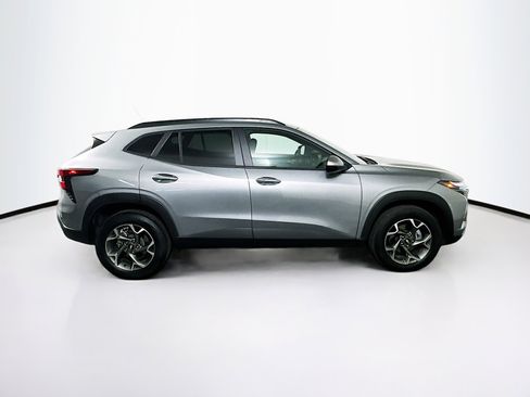 Used 2025 Chevrolet Trax LT w/ LT Convenience Package image 10