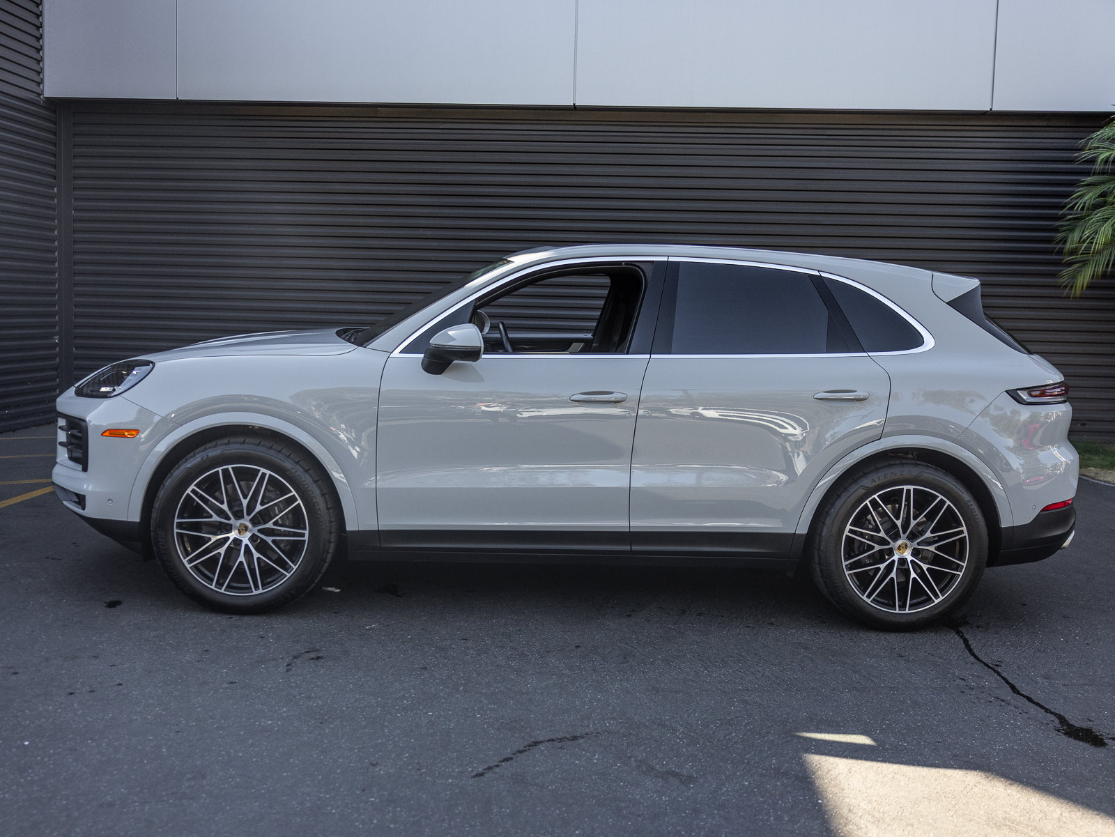 Certified 2024 Porsche Cayenne AWD/4WD image 2