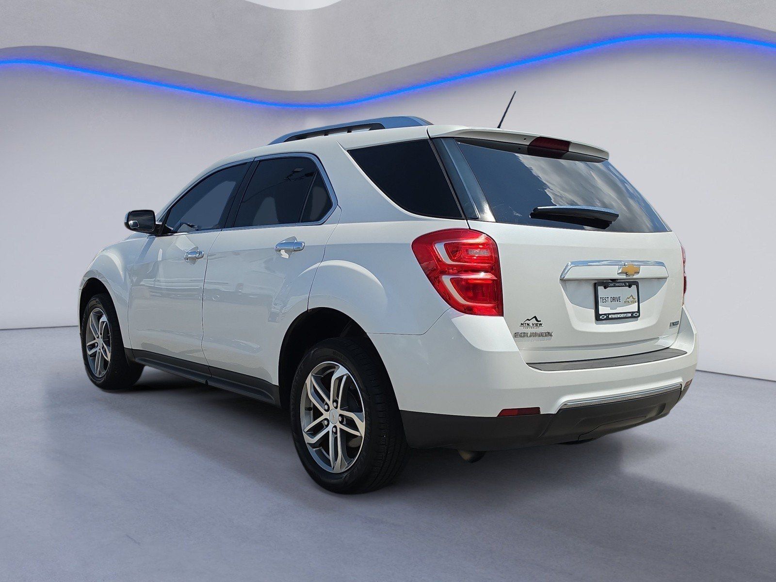 Used 2017 Chevrolet Equinox Premier w/ Enhanced Convenience Package FWD image 3