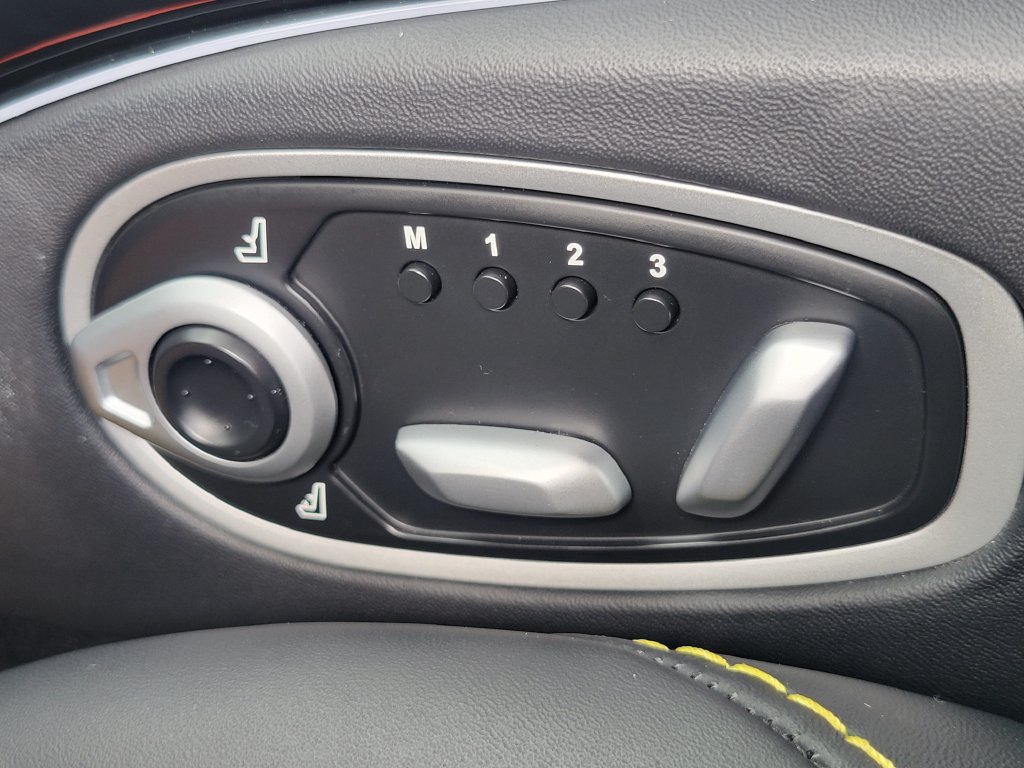 Used 2023 Aston Martin V8 Vantage Coupe RWD image 36