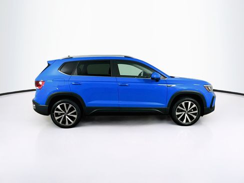 Used 2023 Volkswagen Taos SE w/ Panoramic Sunroof Package FWD image 10