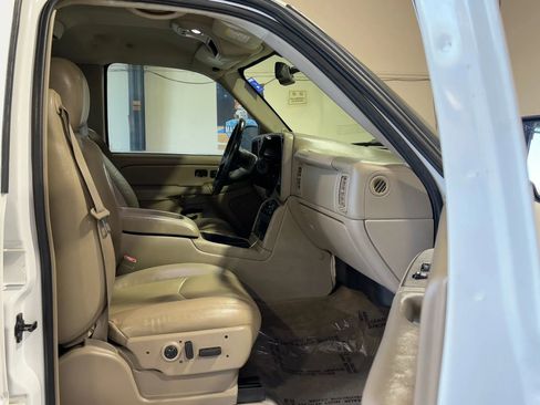 Used 2004 GMC Sierra 2500 SLT w/ Heavy-Duty Power Package image 12