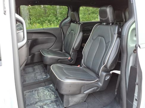 Used 2026 Chrysler Pacifica Limited w/ S Appearance Package FWD image 14