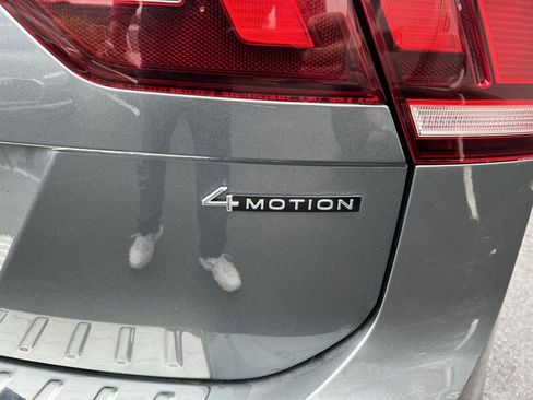 Used 2022 Volkswagen Tiguan SE w/ Panoramic Sunroof Package image 9