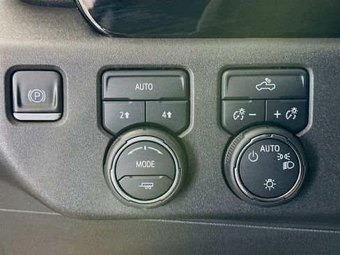 Used 2023 Chevrolet Silverado 1500 LT AWD/4WD image 16