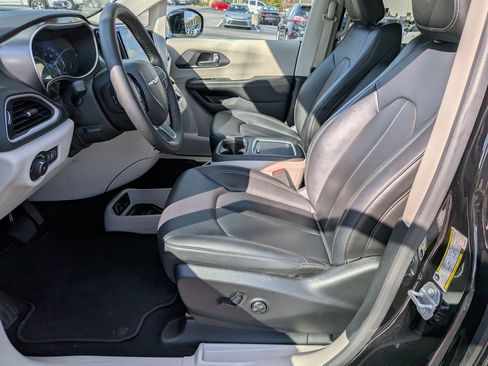 Used 2024 Chrysler Pacifica Touring-L image 15