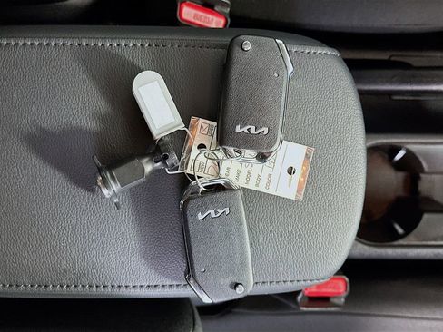 Used 2025 Kia Soul LX w/ LX Technology Package FWD image 34