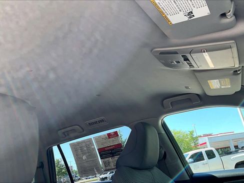 Used 2022 Toyota Highlander LE AWD/4WD image 13