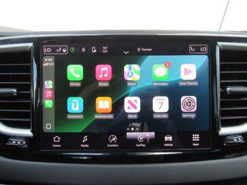 Used 2024 Chrysler Pacifica Touring-L image 10