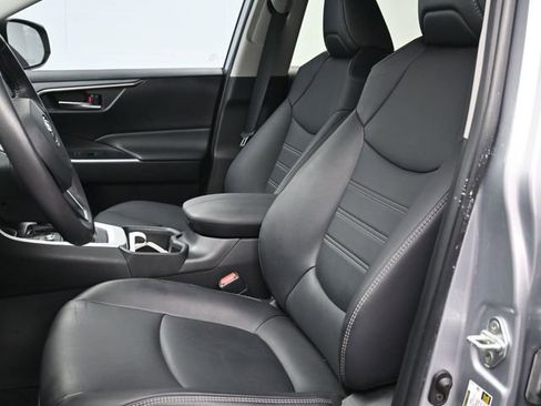 Used 2022 Toyota RAV4 XLE Premium image 10