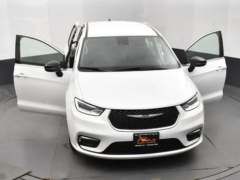 Used 2024 Chrysler Pacifica Touring-L FWD image 10