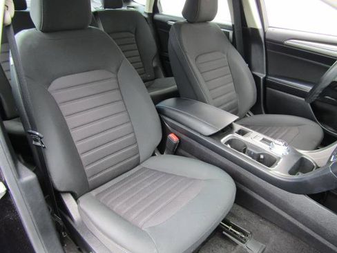 Used 2020 Ford Fusion SE AWD/4WD image 10