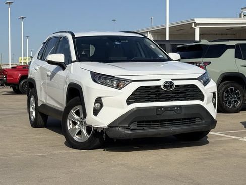 Used 2021 Toyota RAV4 XLE FWD image 2