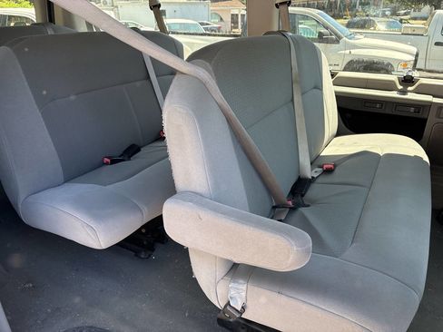 Used 2009 Ford E-350 and Econoline 350 XLT image 6