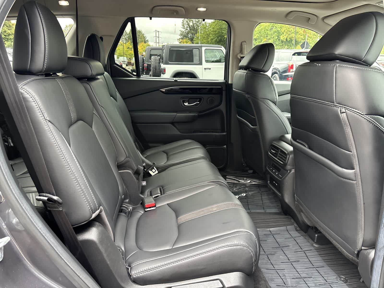 Used 2025 Honda Pilot Touring image 6