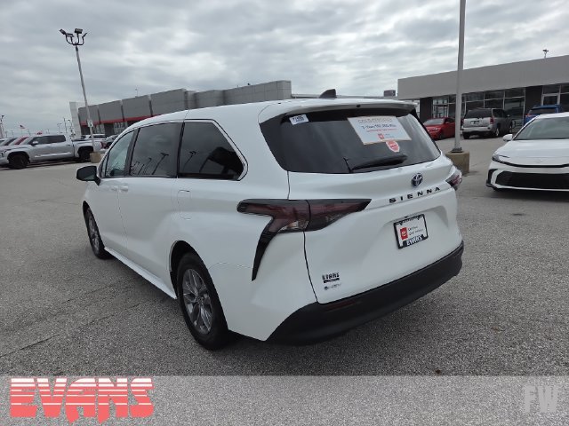 Certified 2025 Toyota Sienna LE FWD image 27