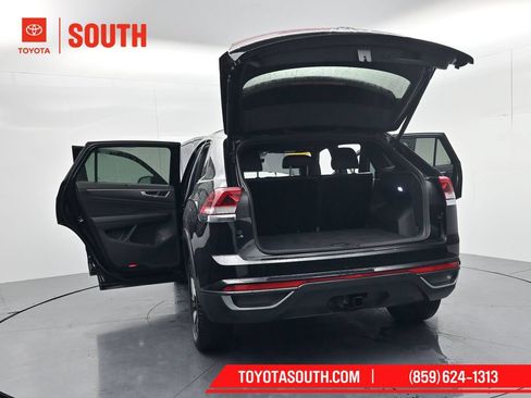 Used 2024 Volkswagen Atlas Cross Sport SE FWD image 61