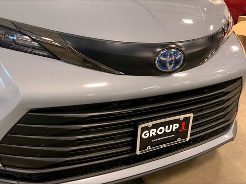 Used 2023 Toyota Sienna XLE Woodland Edition image 31