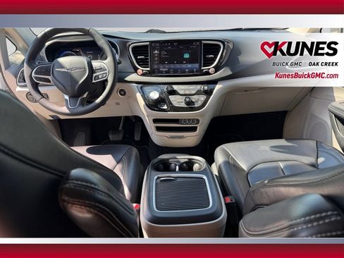 Used 2023 Chrysler Pacifica Touring-L FWD image 25