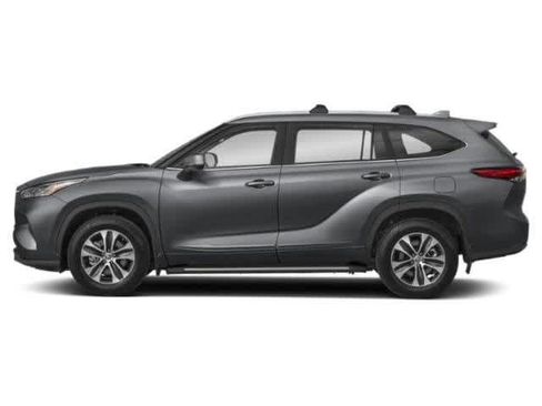 Used 2024 Toyota Highlander XLE image 3