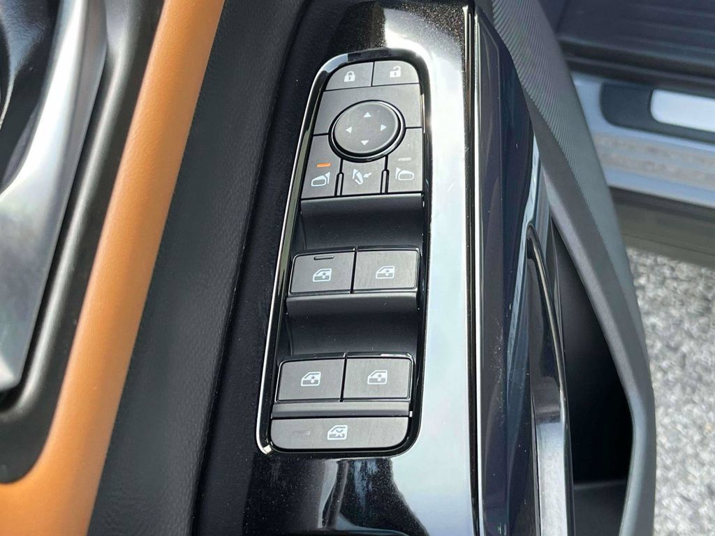 Used 2026 Nissan Pathfinder Platinum FWD image 15