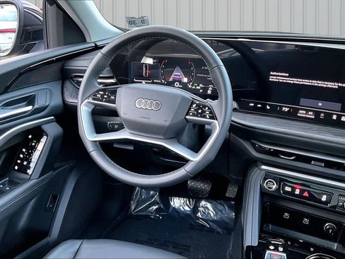 Used 2025 Audi Q5 Premium w/ Convenience Package image 8
