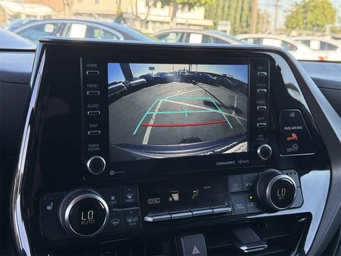 Used 2021 Toyota Highlander XLE image 19