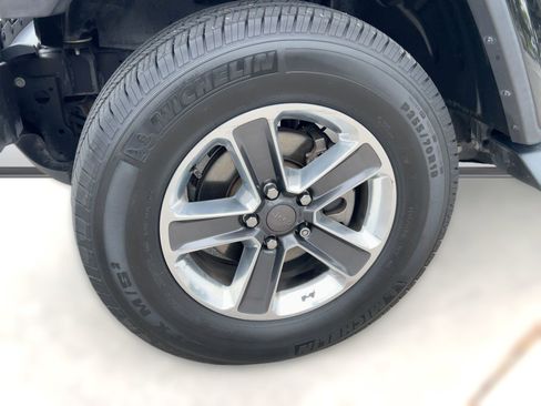 Used 2019 Jeep Wrangler Unlimited Sahara image 11