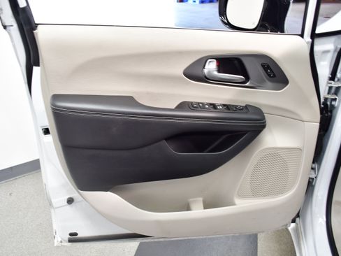 Used 2024 Chrysler Pacifica Touring-L FWD image 19