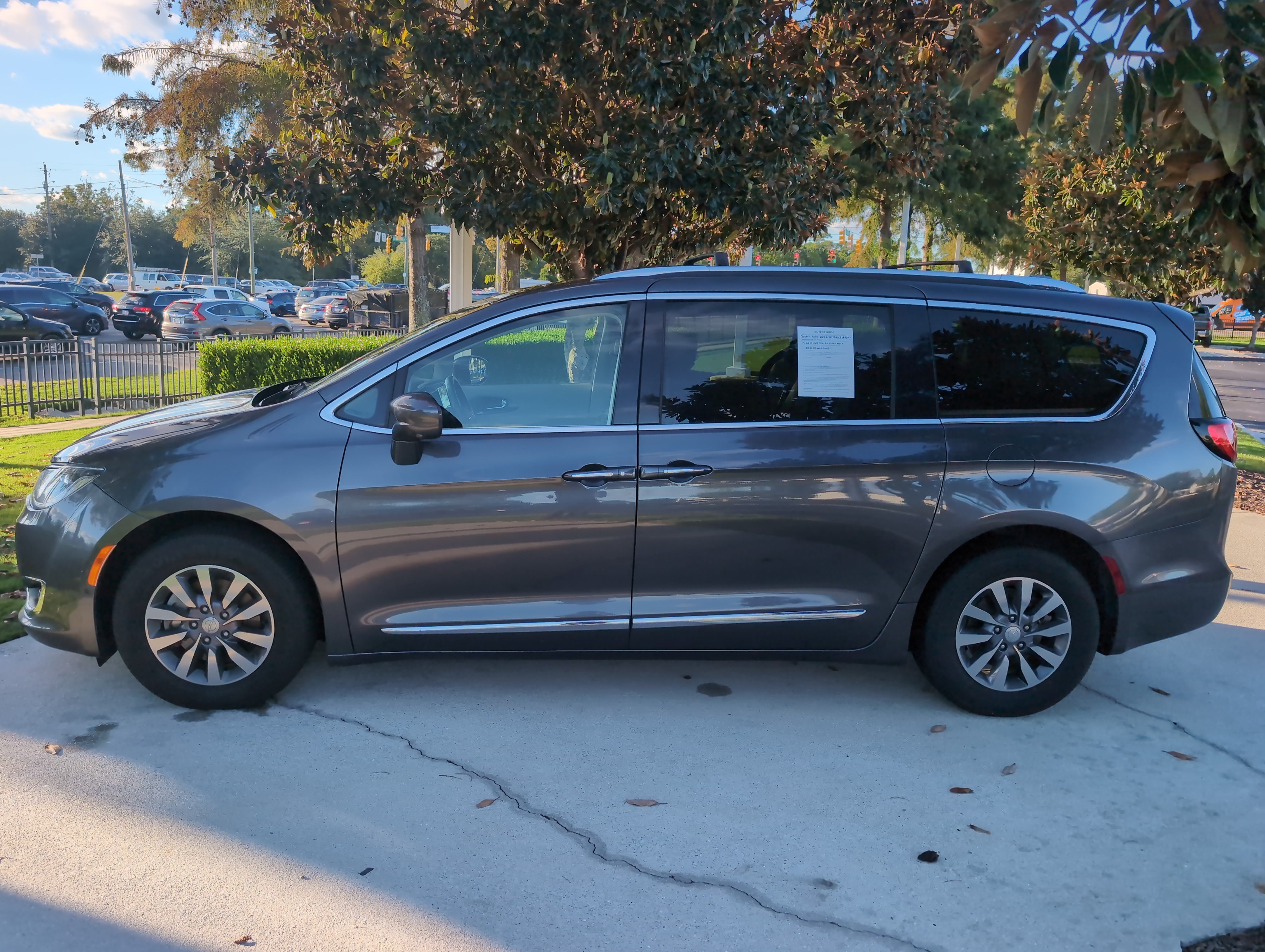 Used 2020 Chrysler Pacifica Touring-L Plus w/ Advanced Safetytec Group FWD image 7