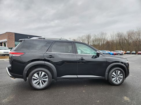 Used 2024 Nissan Pathfinder SL AWD/4WD image 16