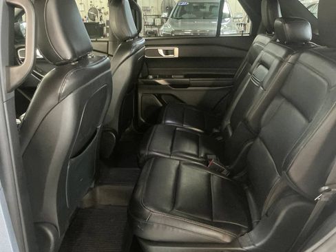 Used 2020 Ford Explorer XLT w/ Equipment Group 202A AWD/4WD image 27