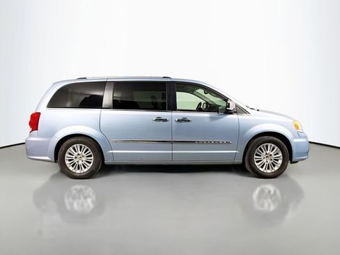 Used 2013 Chrysler Town & Country Limited w/ Luxury Group FWD image 4