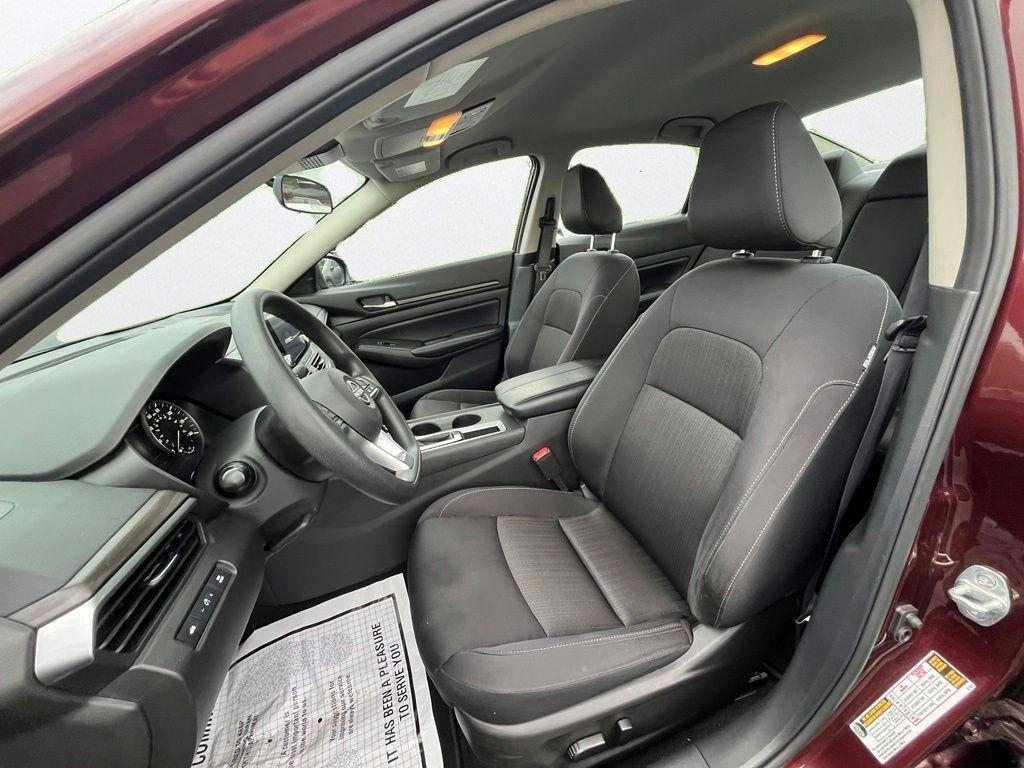 Used 2025 Nissan Altima 2.5 SV FWD image 10