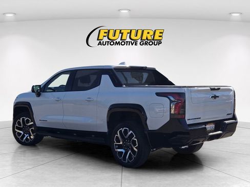 Certified 2025 Chevrolet Silverado EV RST AWD/4WD image 6