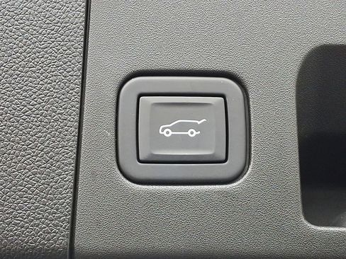 Certified 2022 Cadillac XT4 Luxury w/ Cold Weather Package image 33