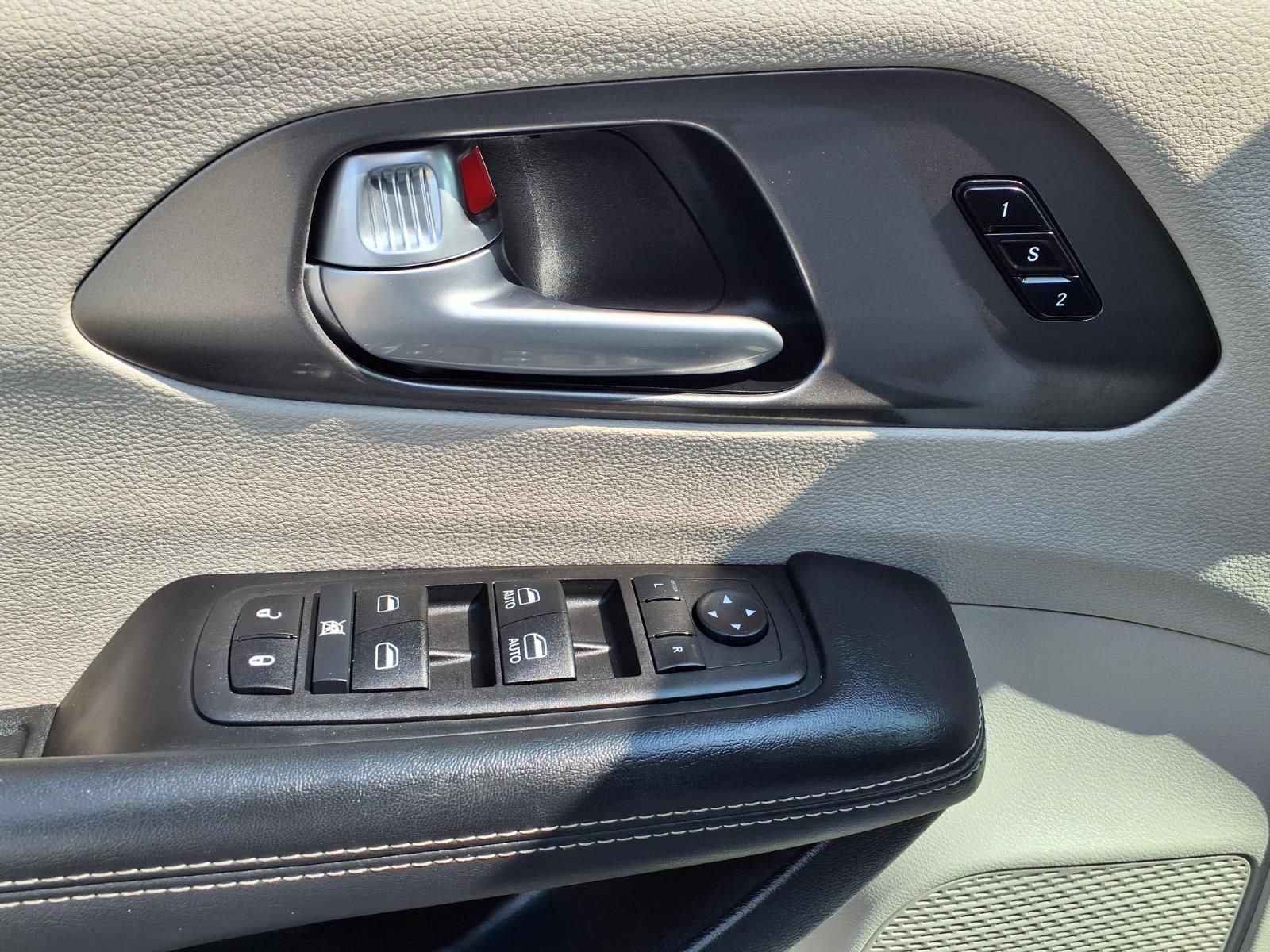 Used 2024 Chrysler Pacifica Touring-L FWD image 28
