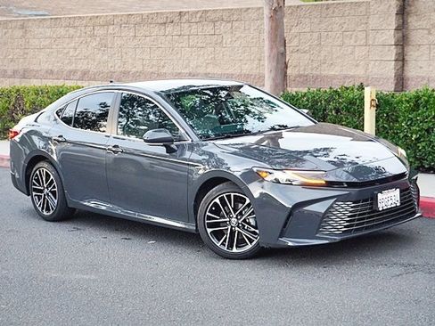 Used 2025 Toyota Camry XLE image 3