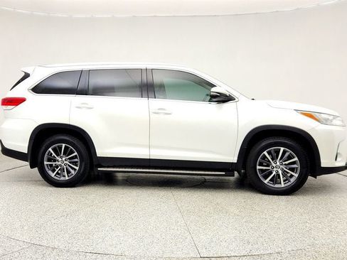 Used 2019 Toyota Highlander XLE AWD/4WD image 4