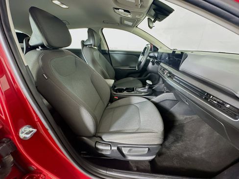 Used 2025 Kia K4 LXS image 32