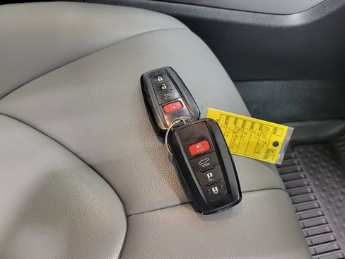 Used 2021 Toyota Highlander XLE AWD/4WD image 47