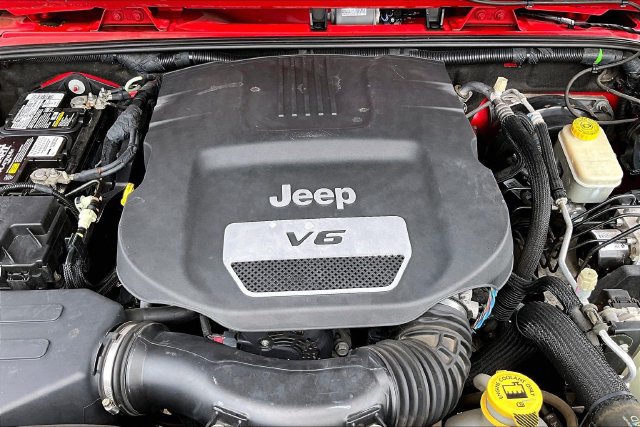 Used 2015 Jeep Wrangler Unlimited Sahara w/ Connectivity Group AWD/4WD image 30