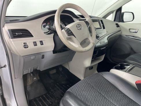 Used 2013 Toyota Sienna SE image 2