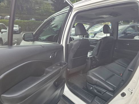 Used 2017 Honda Pilot Touring image 19